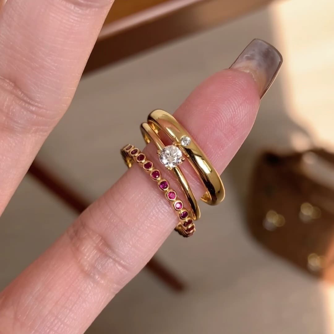 Anillo de oro con punto de diamante rojo