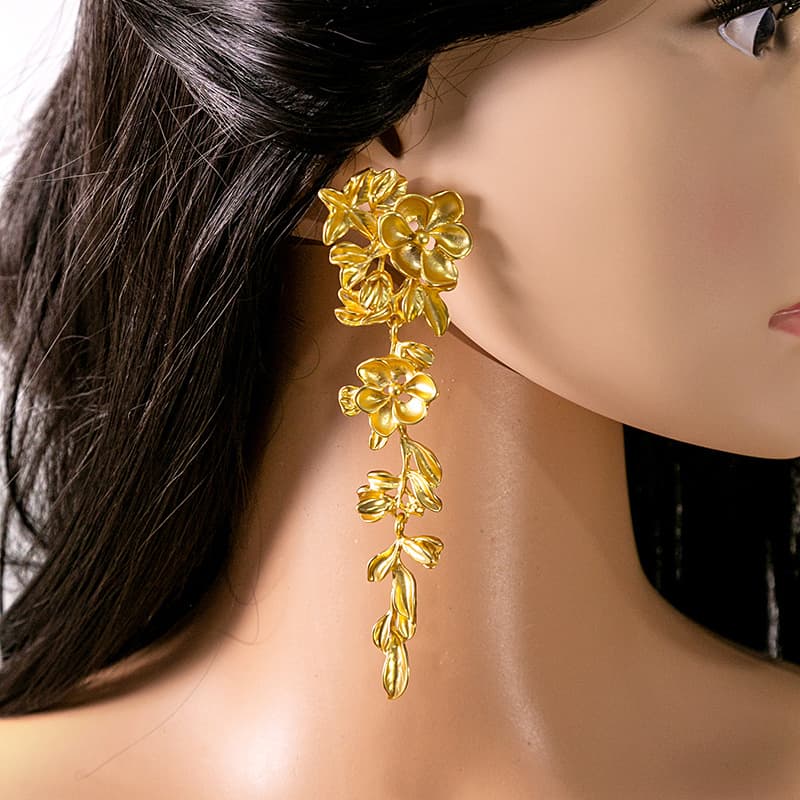 Aretes de borla con flores tridimensionales retro