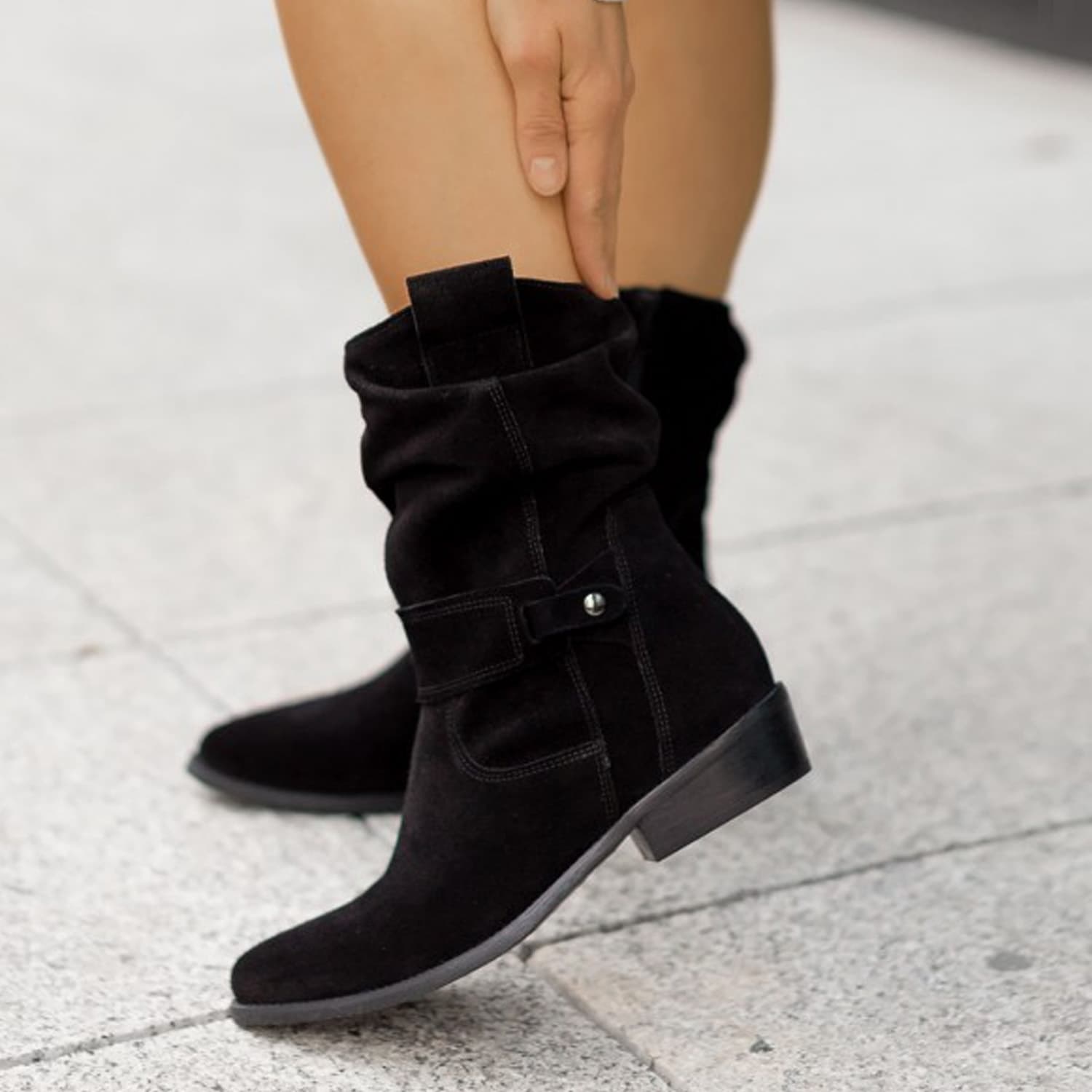 Botas vaqueras de ante con punta afilada y cremallera