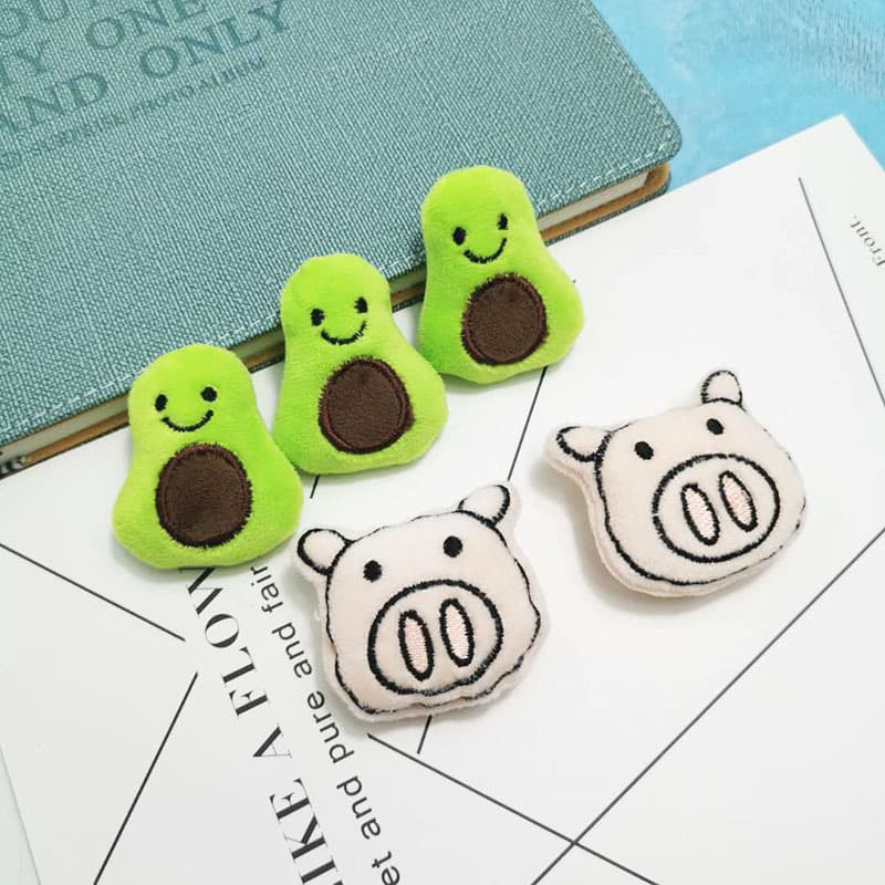 Broche de peluche estilo caricatura