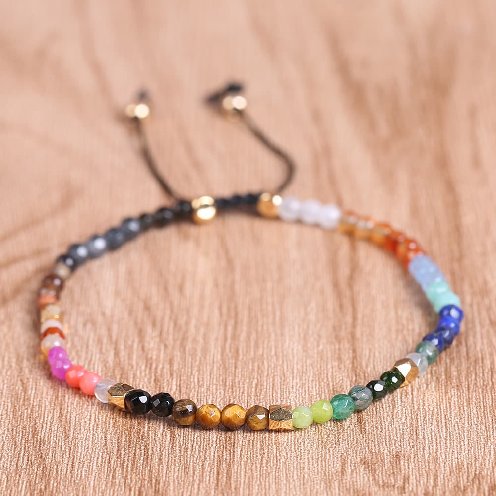Pulsera de chakras con piedras de colores y constelaciones