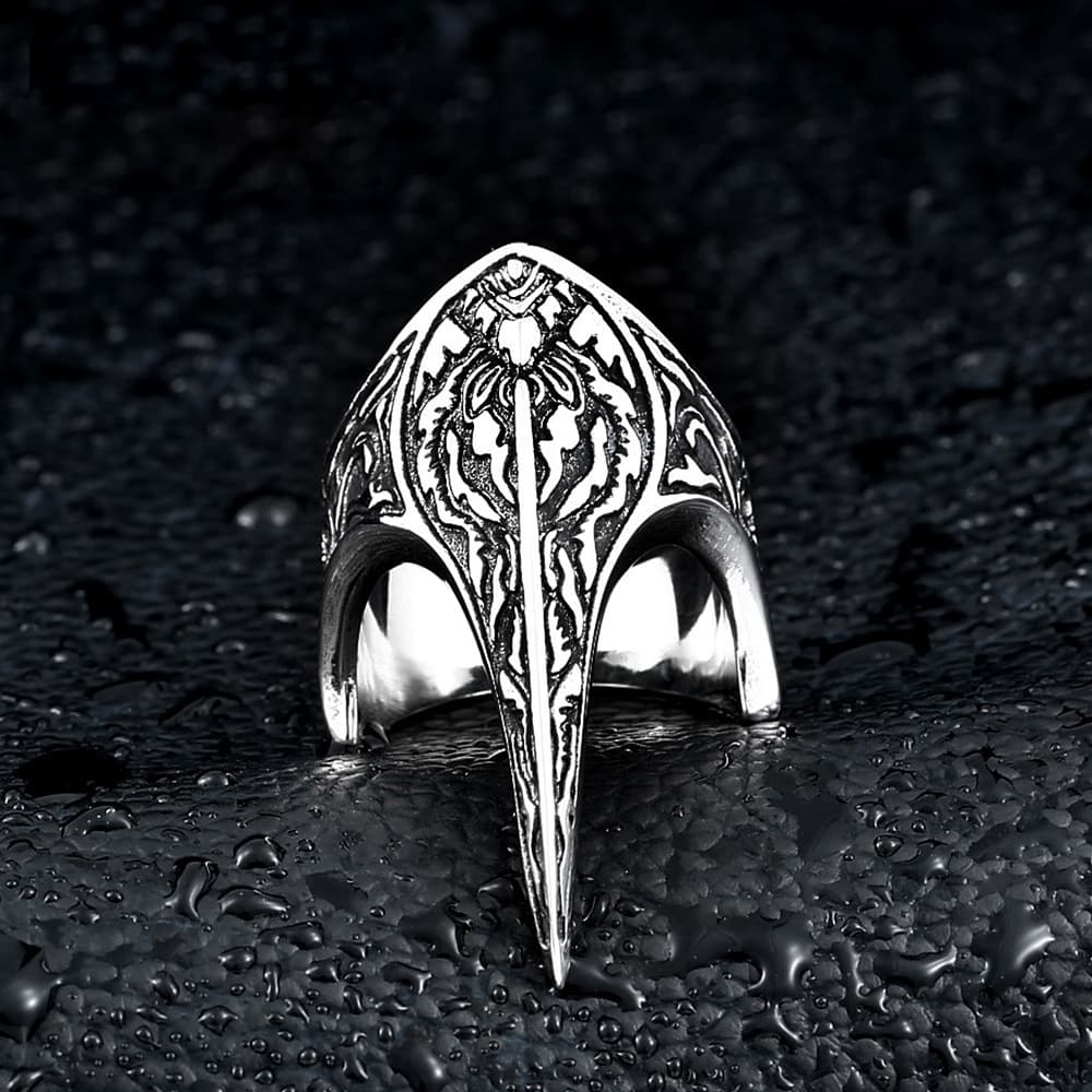 Anillo amuleto cuervo acero titanio tallado