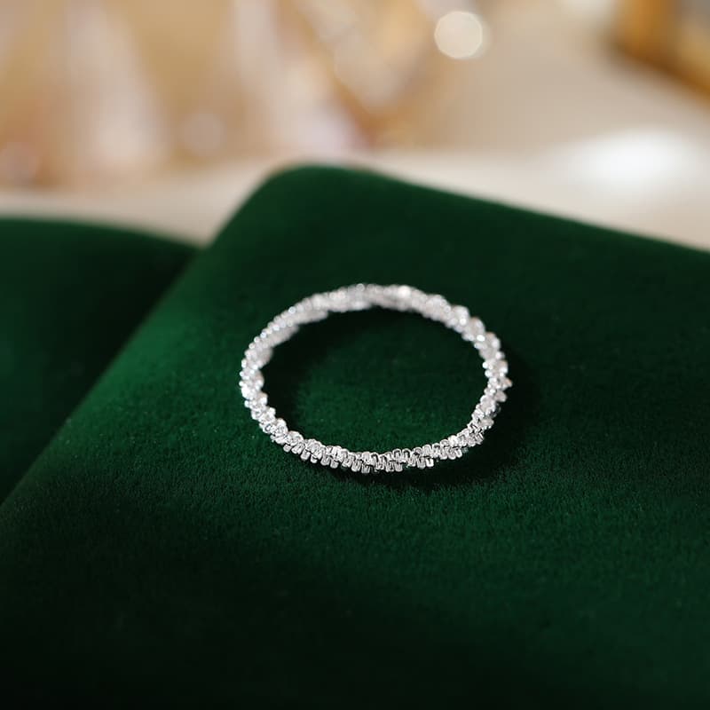 Pulsera delgada con anillo geométrico versátil