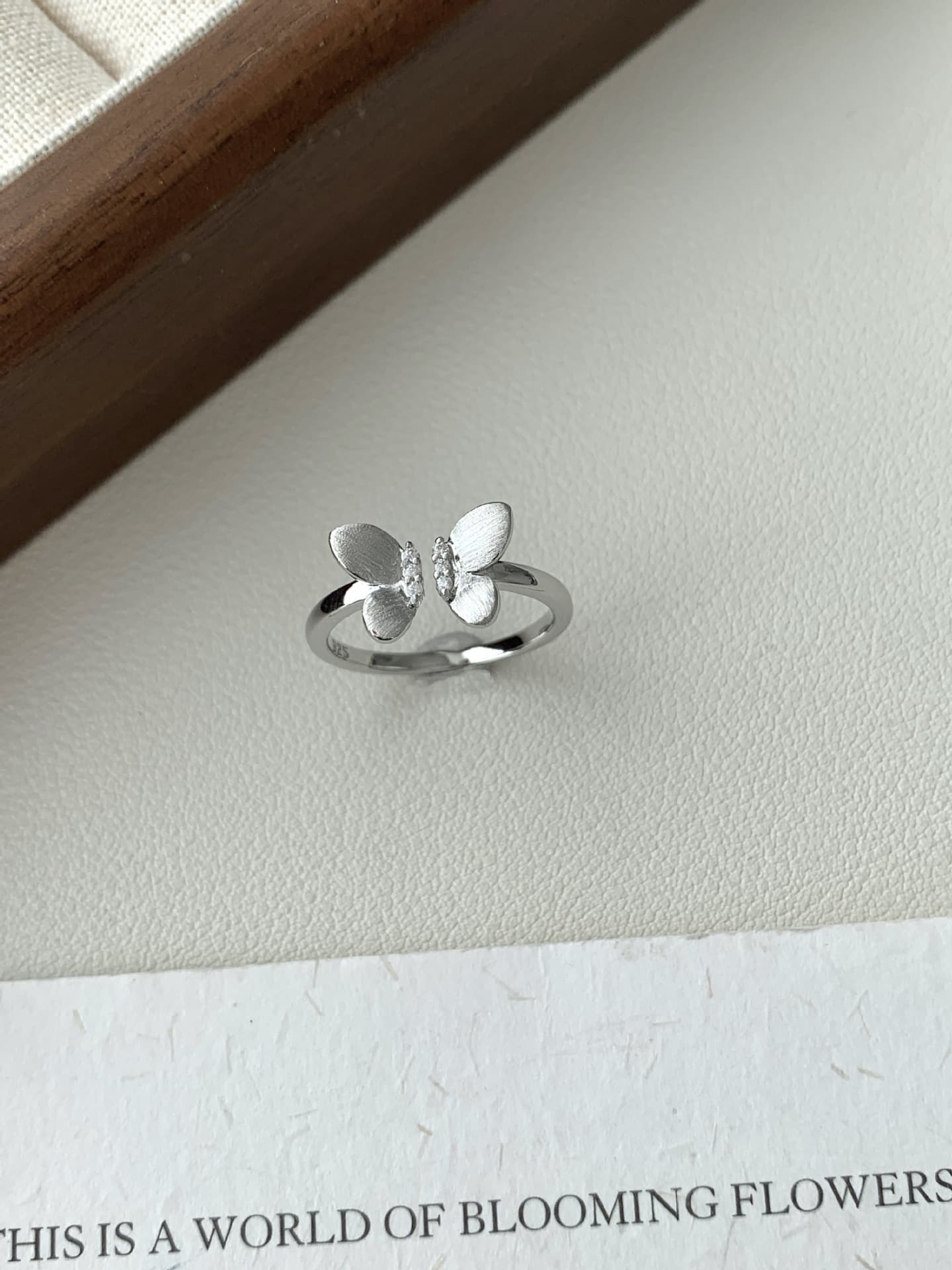 Anillo sofisticado de mariposa con cinta y diamantes