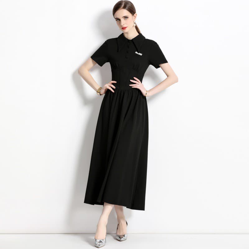 Vestido negro con cuello polo y cintura alta