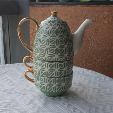 Juego de té con tetera y dos tazas