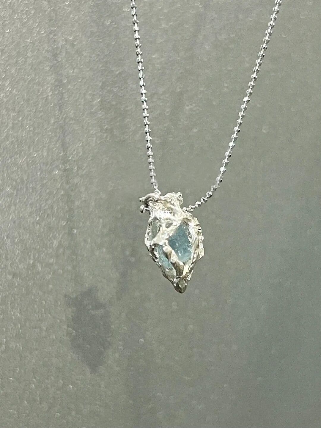 Collar corazón azul hielo para mujeres