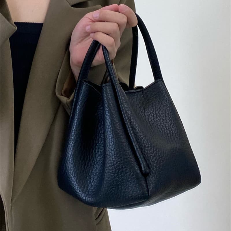 Bolso estilo cubo de cuero suave
