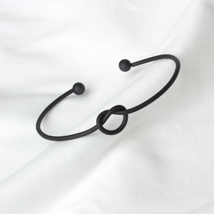 Pulsera de metal abierto con nudo tipo O