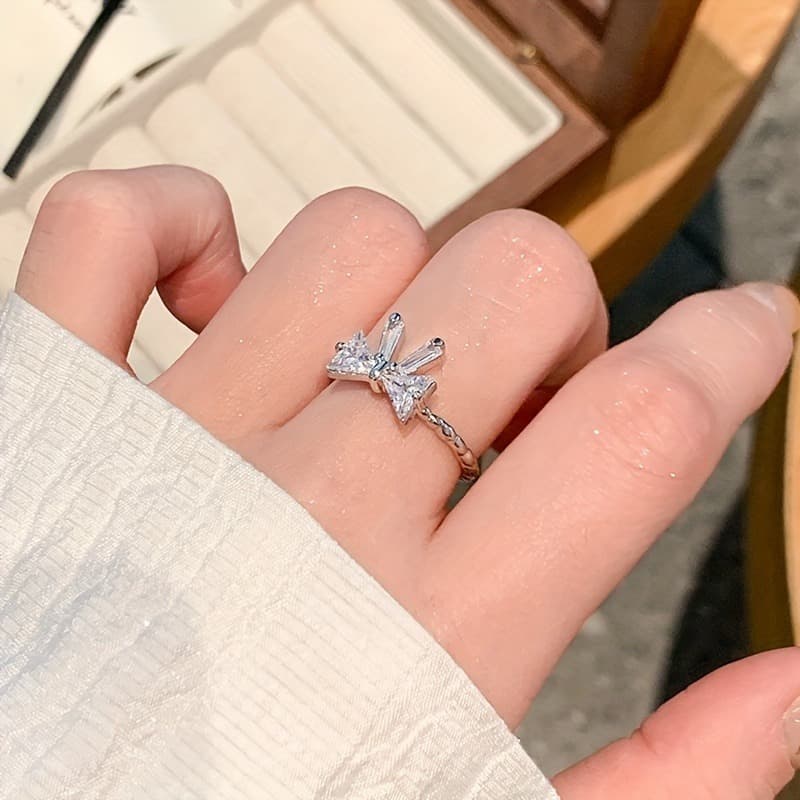 Anillo ajustable con diseño de lazo y cristales