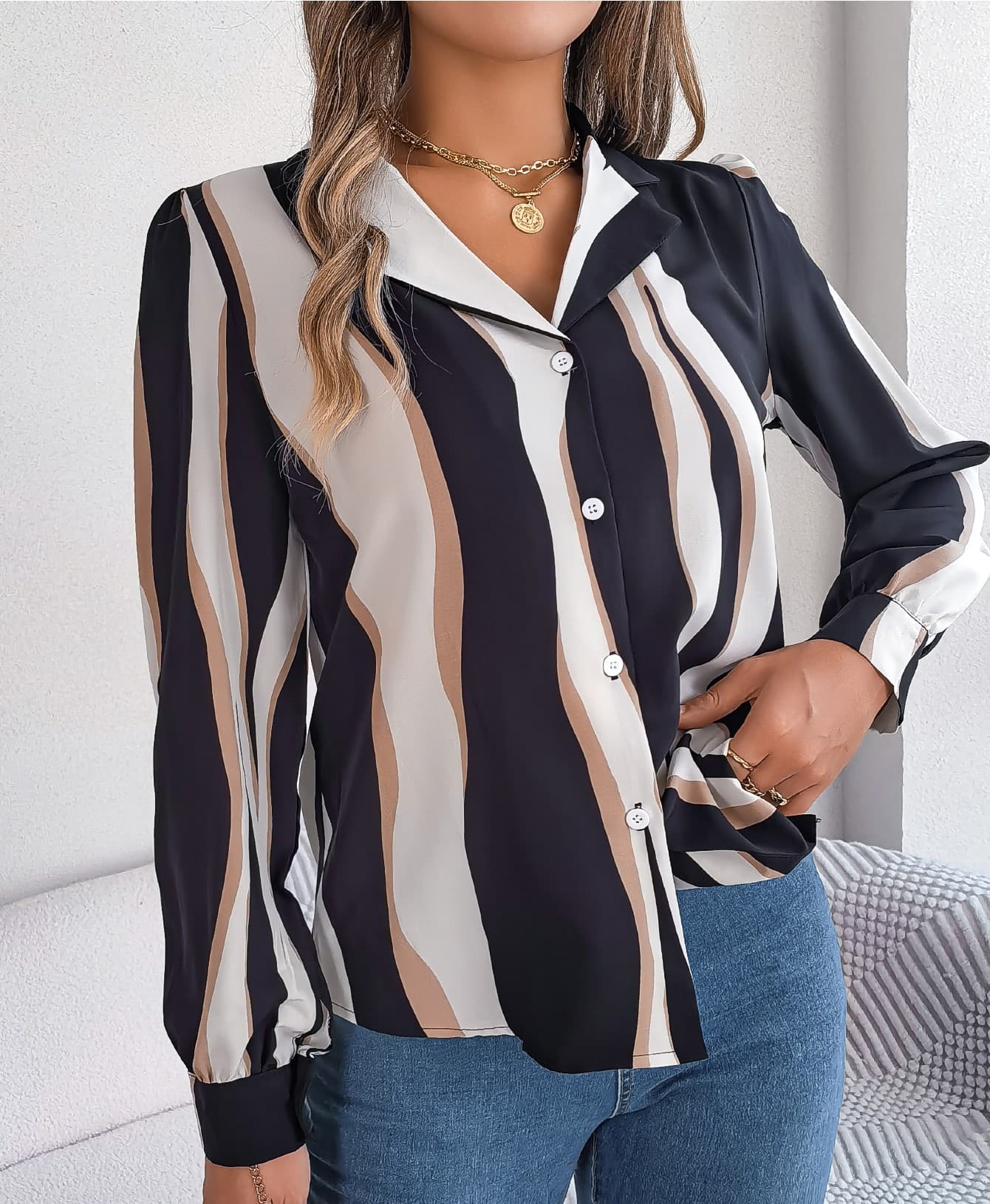 Camisa casual de rayas y color block con solapa