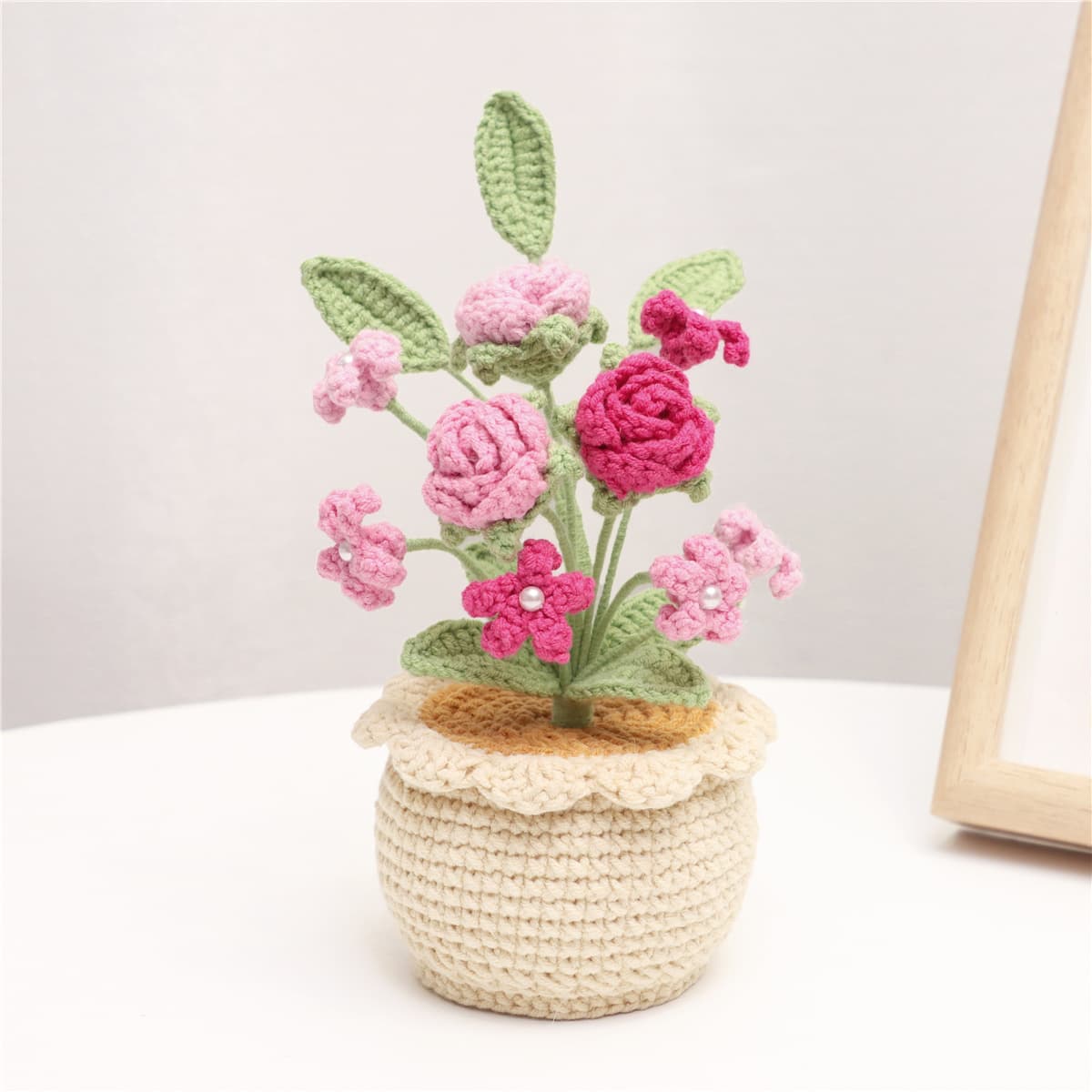 Maceta decorativa con flores tejidas a mano