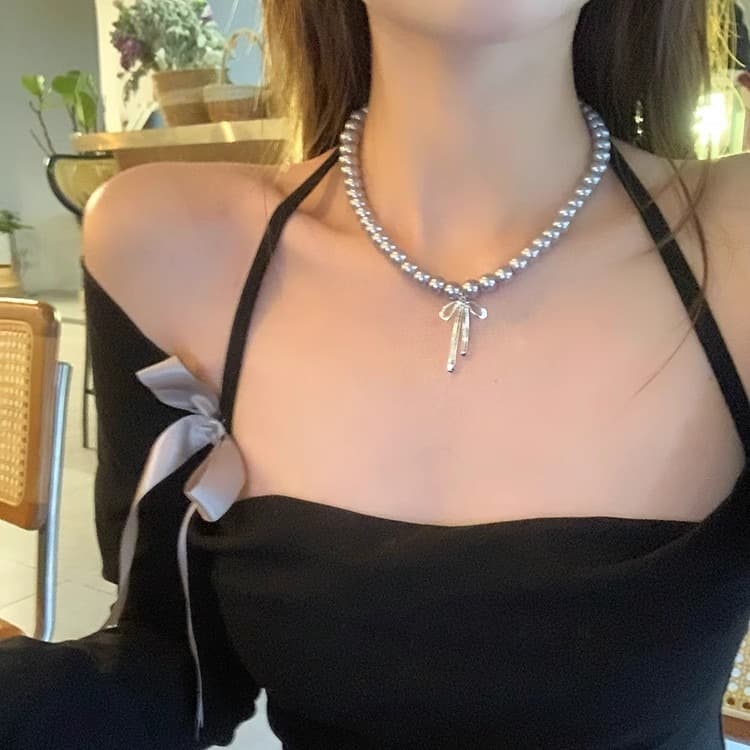 Collar con lazo de perla gris