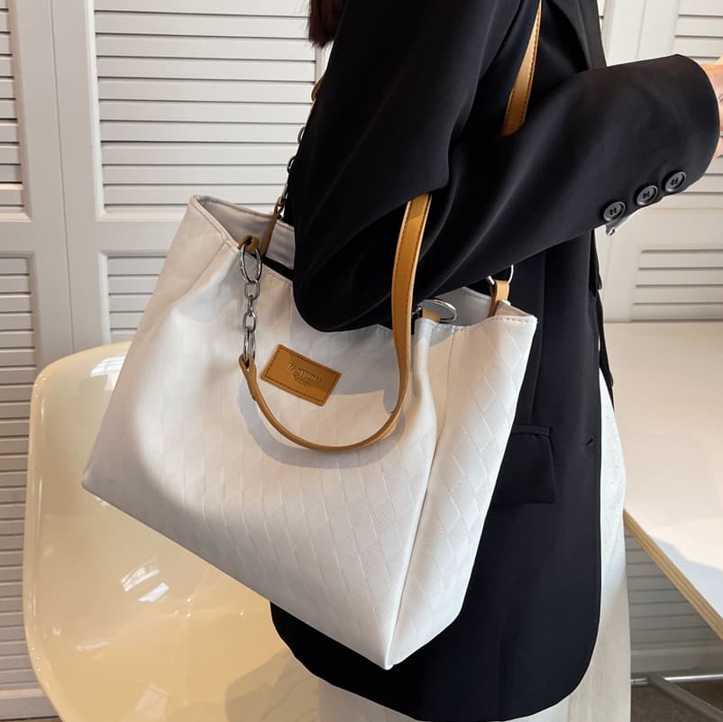 Bolsa de hombro con patrón de rombo y cadena