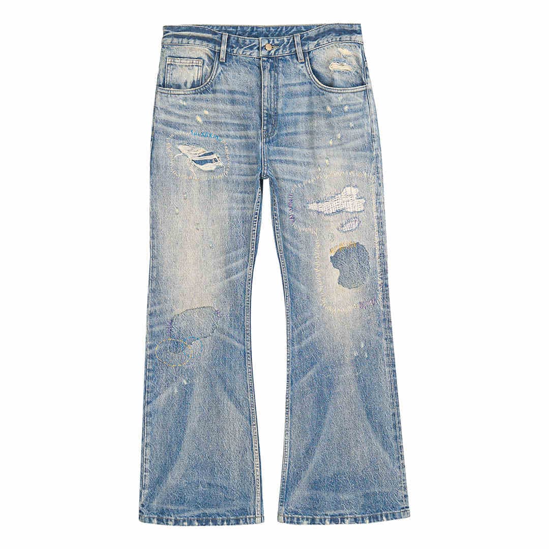 Jeans azul deslavado con corte acampanado