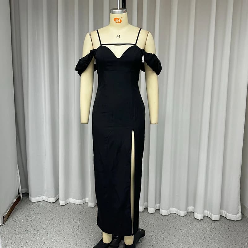 Vestido negro ajustado con abertura lateral