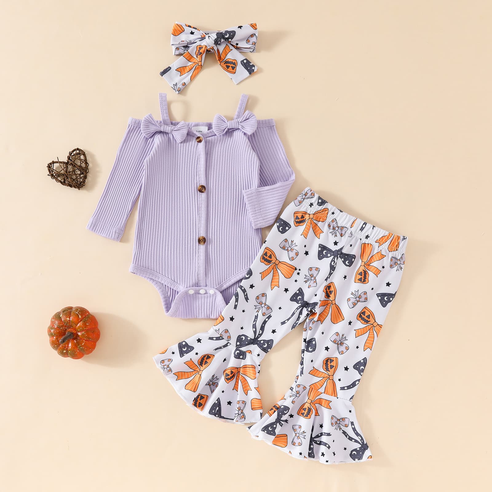 Conjunto deportivo de tres piezas para bebé con enterizo y diadema