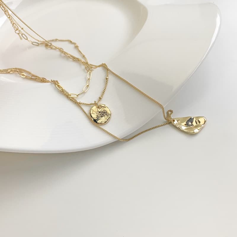 Collar multicapa unisex con dije triangular