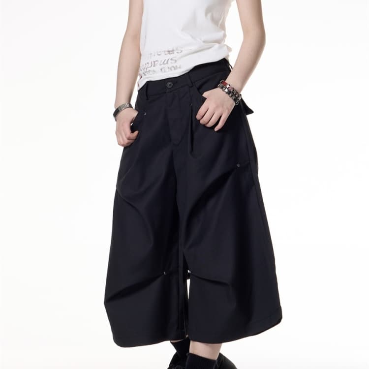 Mono corto de talle ancho con pliegues y remaches