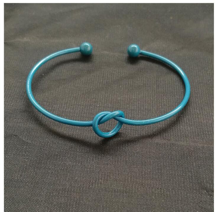 Pulsera de metal abierto con nudo tipo O