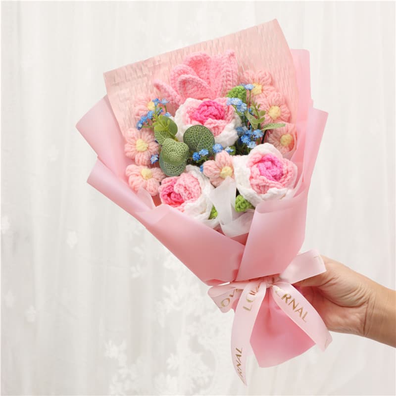 Ramo de flores tejidas a crochet rosa y tulipán