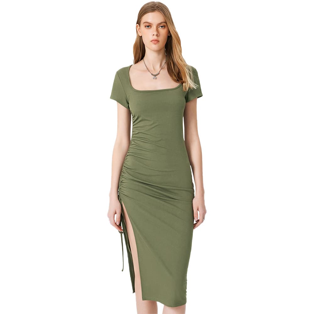 Vestido ceñido con cintura alta y abertura lateral