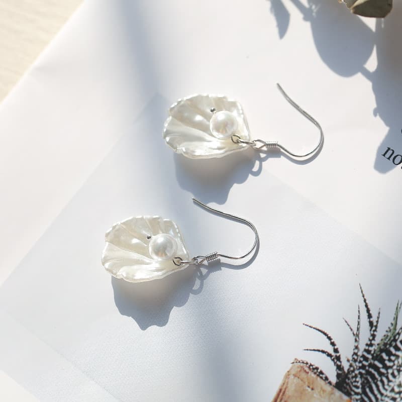 Aretes de concha con diseño simple