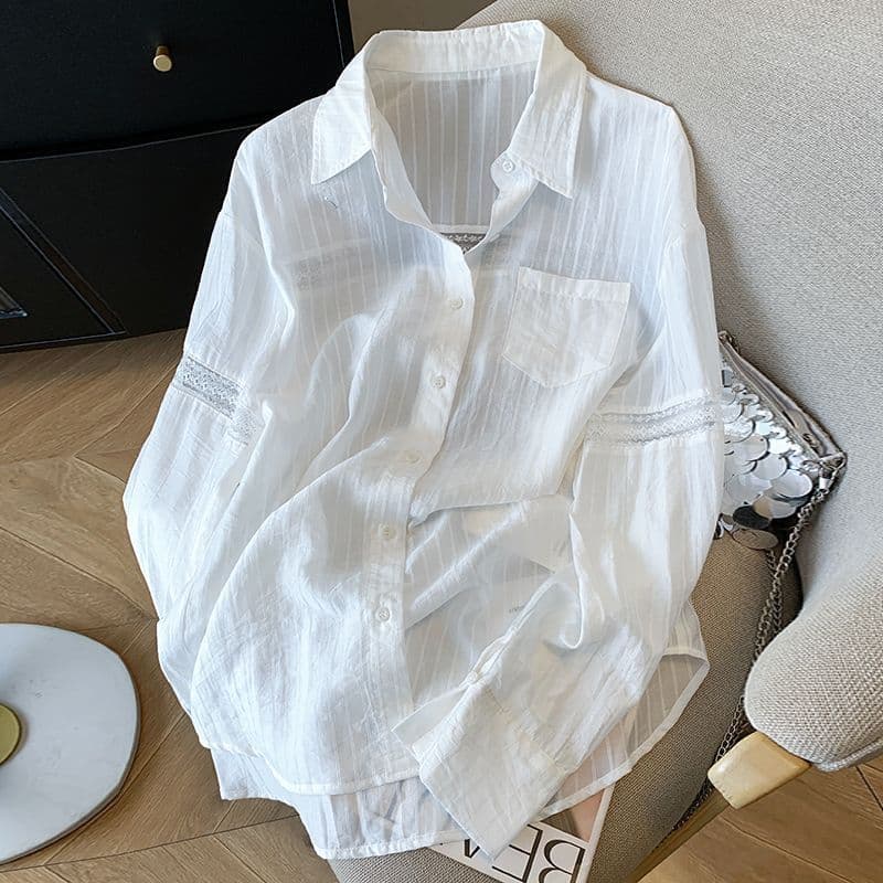 Blusa de encaje hueco con protección solar y rayas azules