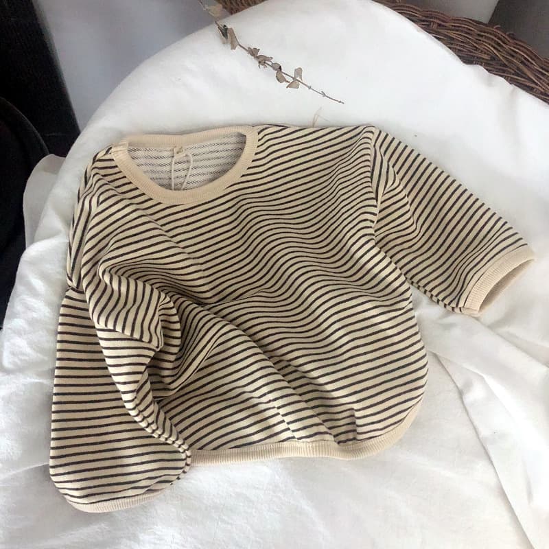 Playera rayada cuello redondo manga larga niños