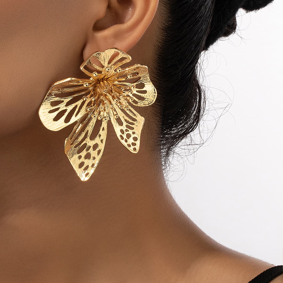 Aretes de flores huecas de metal tipo statement