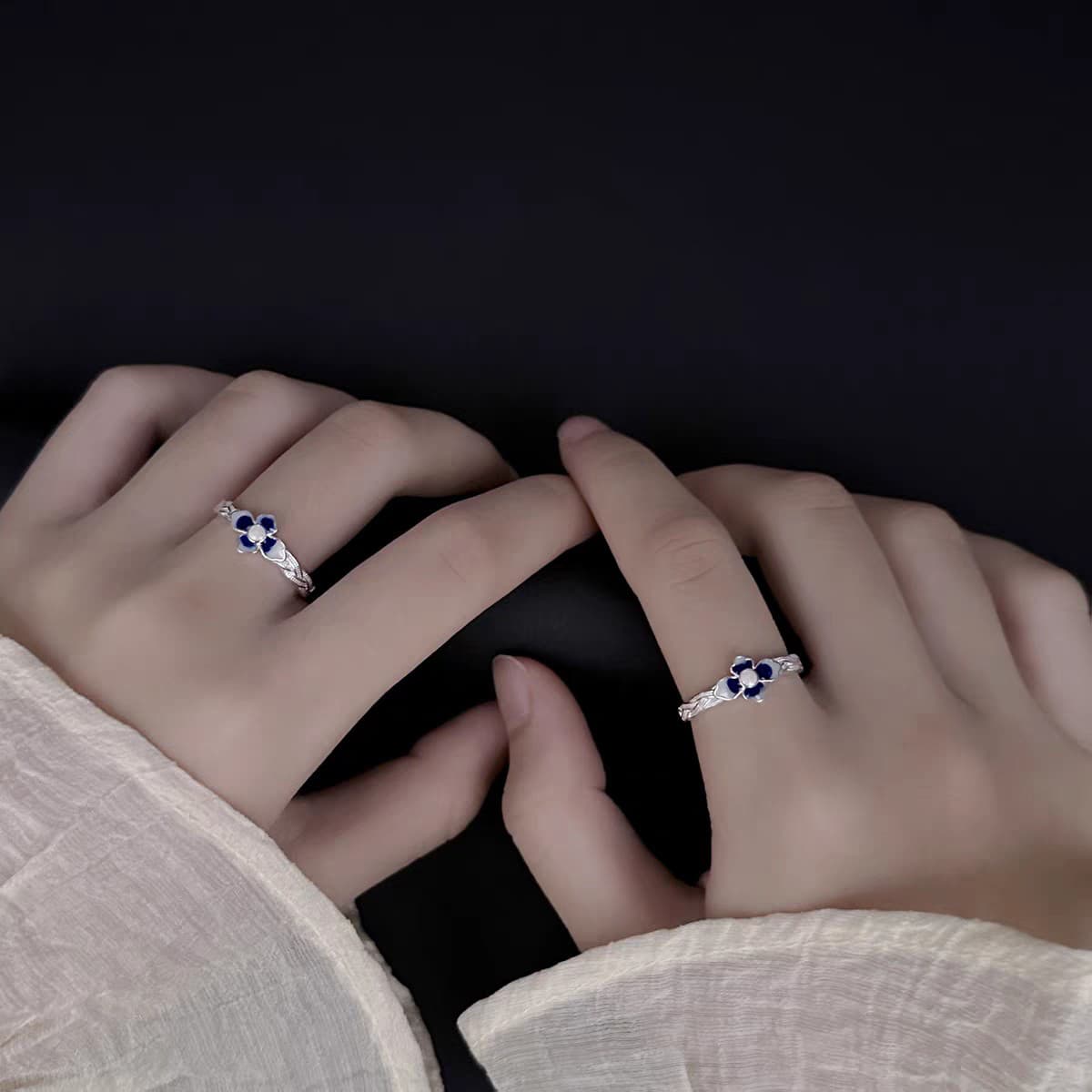 Anillo abierto de plata 999 con esmaltado de flor