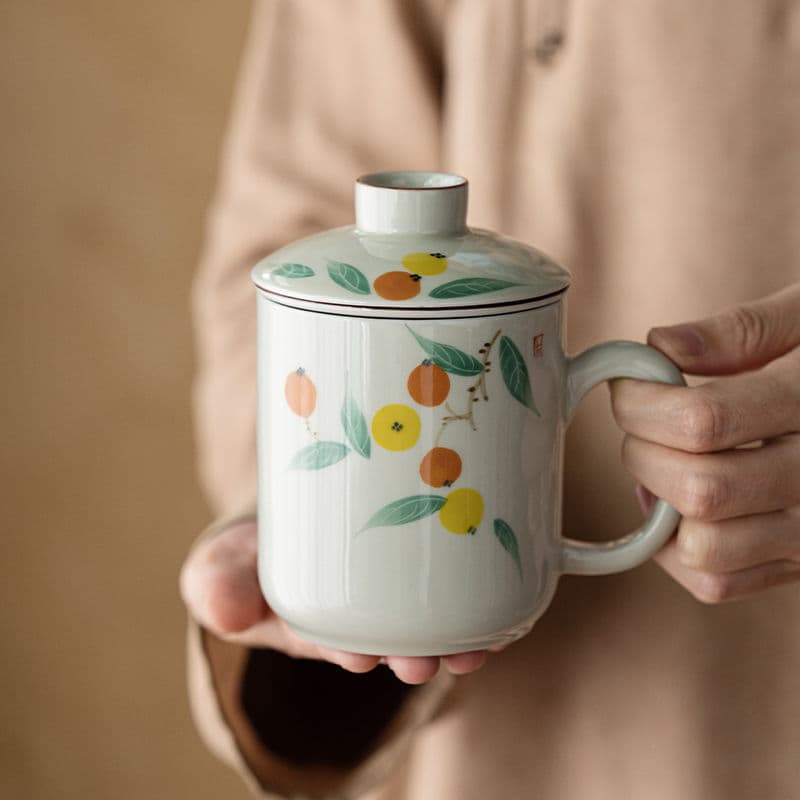 Taza cerámica pintada a mano con loquat