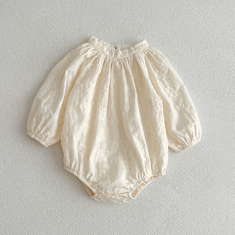 Vestido de niña con bordados y manga larga