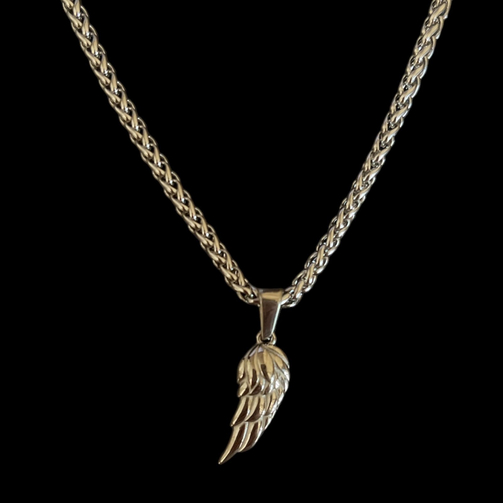 Collares de metal con múltiples diseños