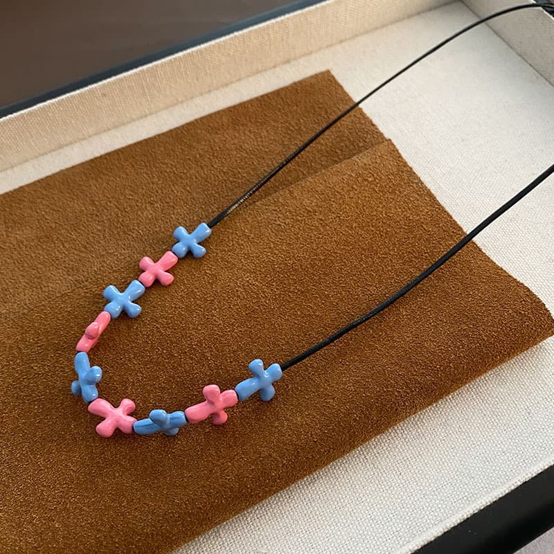 Collar de cuerda de cuero con colgante cruz
