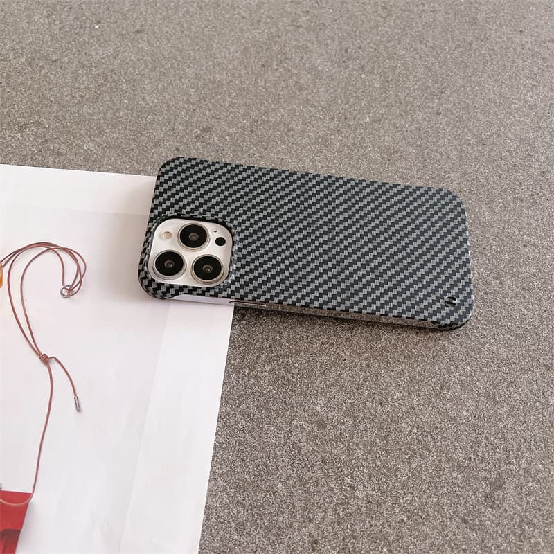 Funda rígida con patrón de fibra de carbono para iPhone