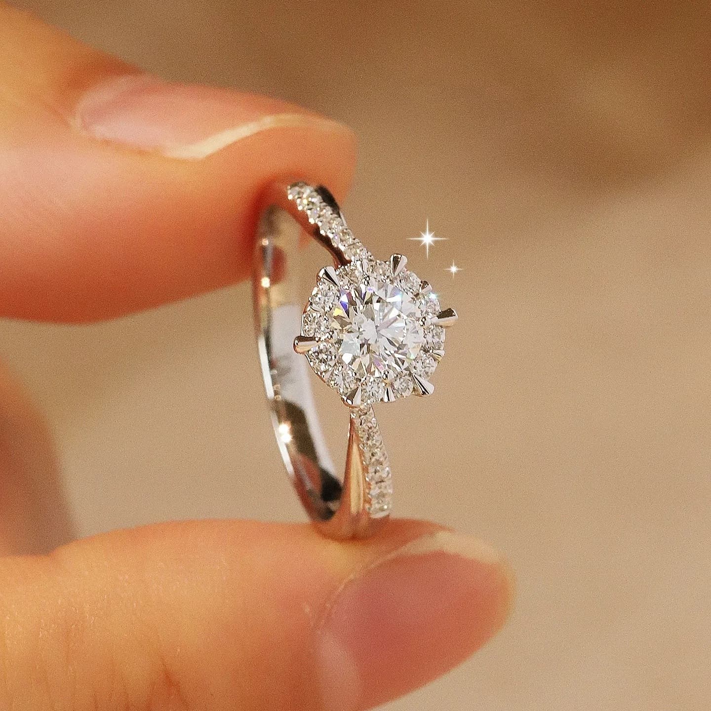 Anillo de diamante clásico seis puntas