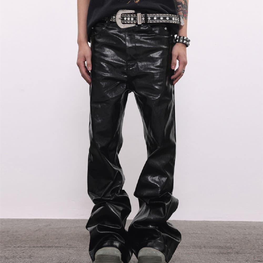 Jeans acampanados con acabado brillante encerado