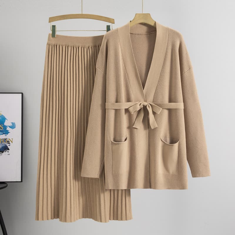 Conjunto de falda larga plisada con blusa tejida