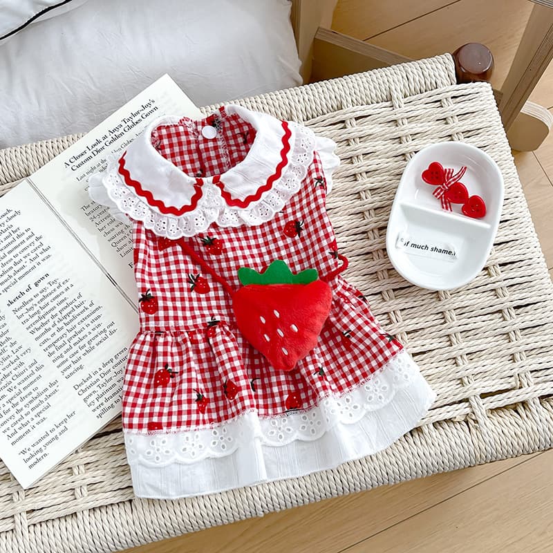 Vestido para perros con diseño de fresa