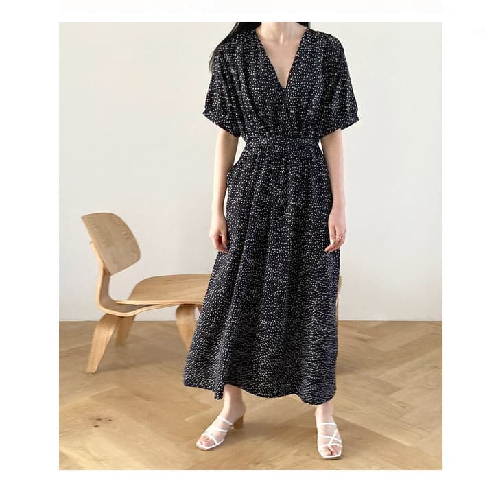 Vestido entallado de lunares con escote en V y falda amplia