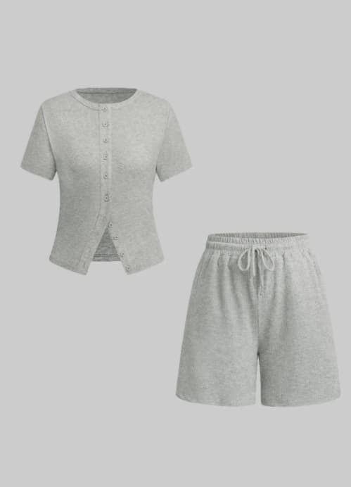 Conjunto blusa y pantalones entallados de manga tres cuartos