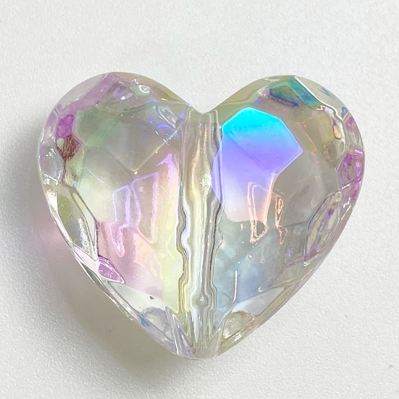 Cuentas acrílicas en forma de corazón con acabado iridiscente