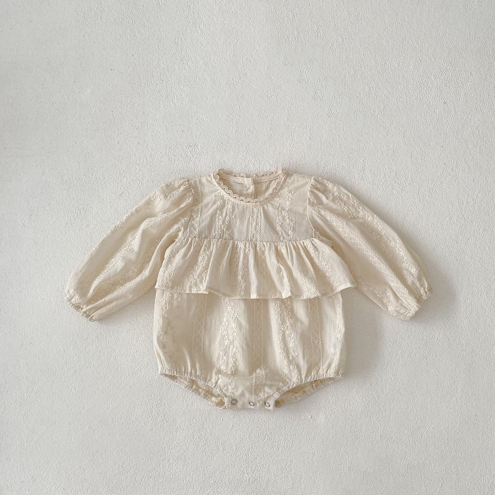 Enterizo de bebé con mangas puff y diseño de falda