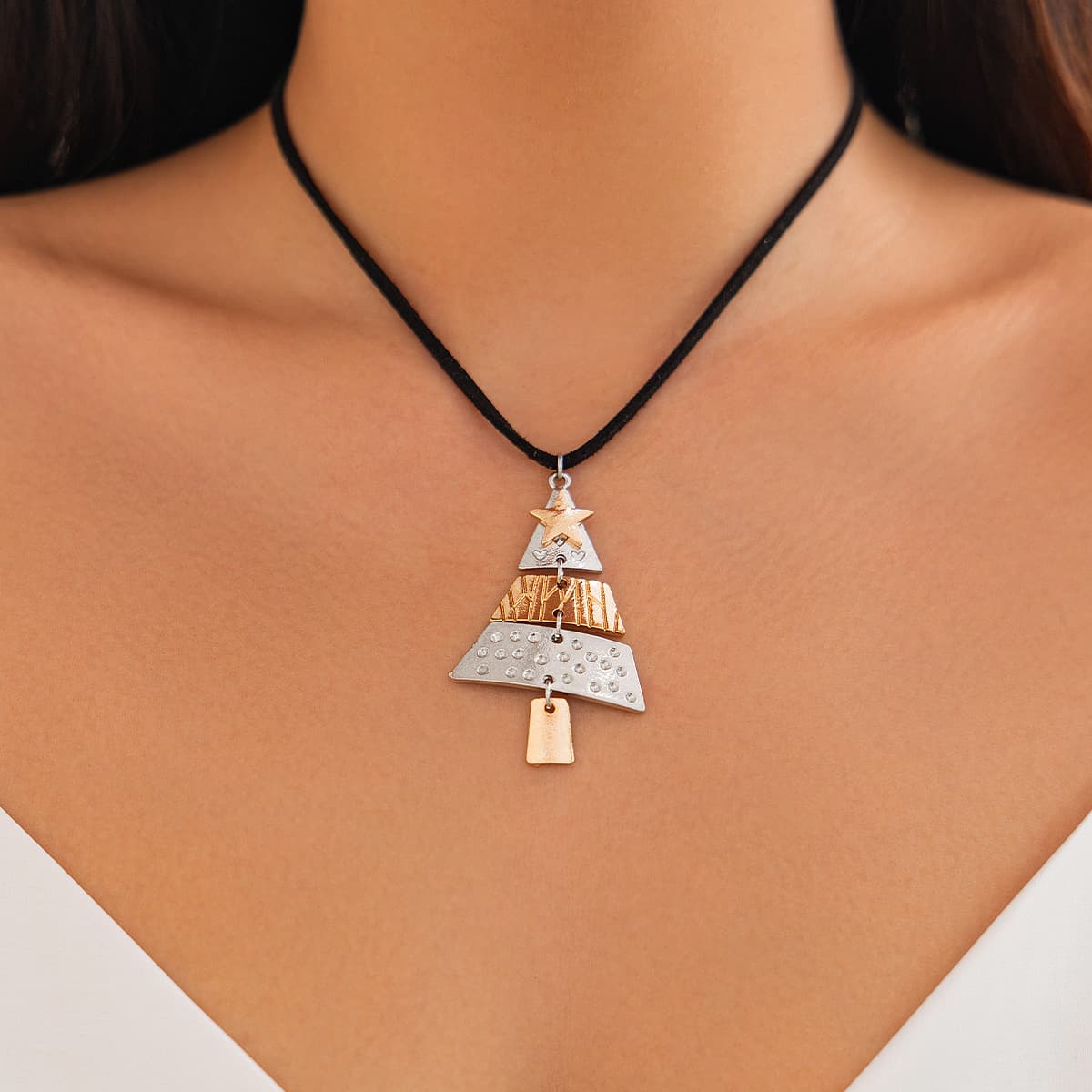 Conjunto collar y aretes navideños con árbol