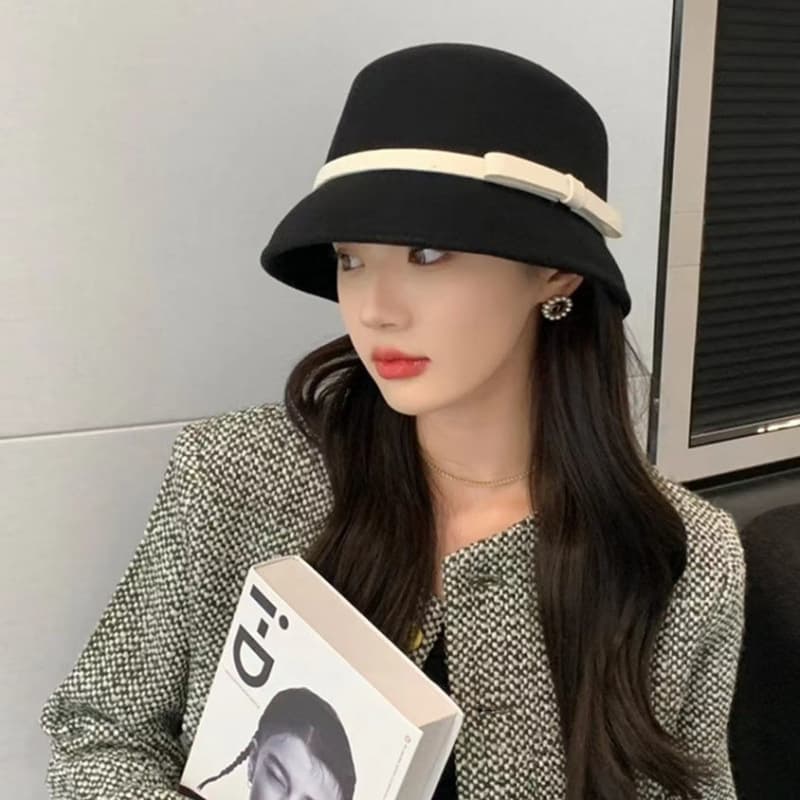 Gorra cubo pequeña con moño elegante