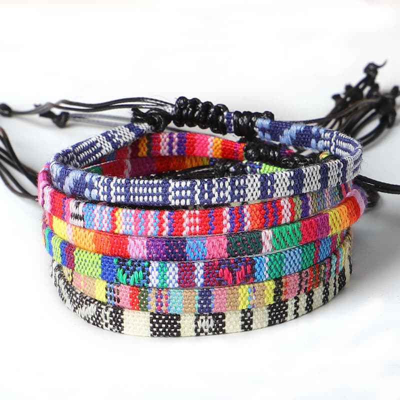 Tobillera de colores arcoíris tejida a mano estilo bohemio