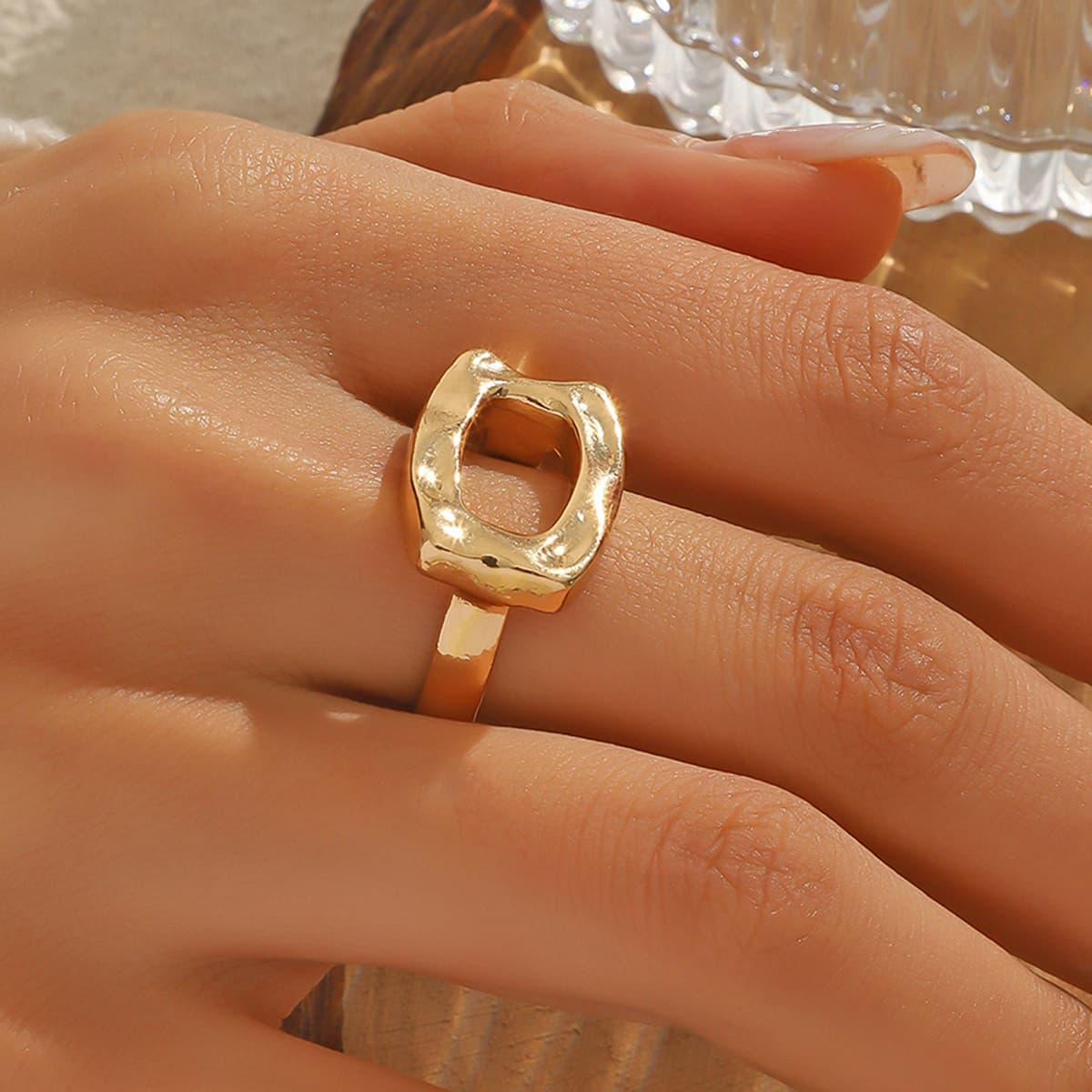 Anillo grande francés de textura metálica minimalista