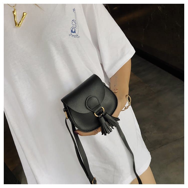 Bolso infantil pequeño de una correa con borla