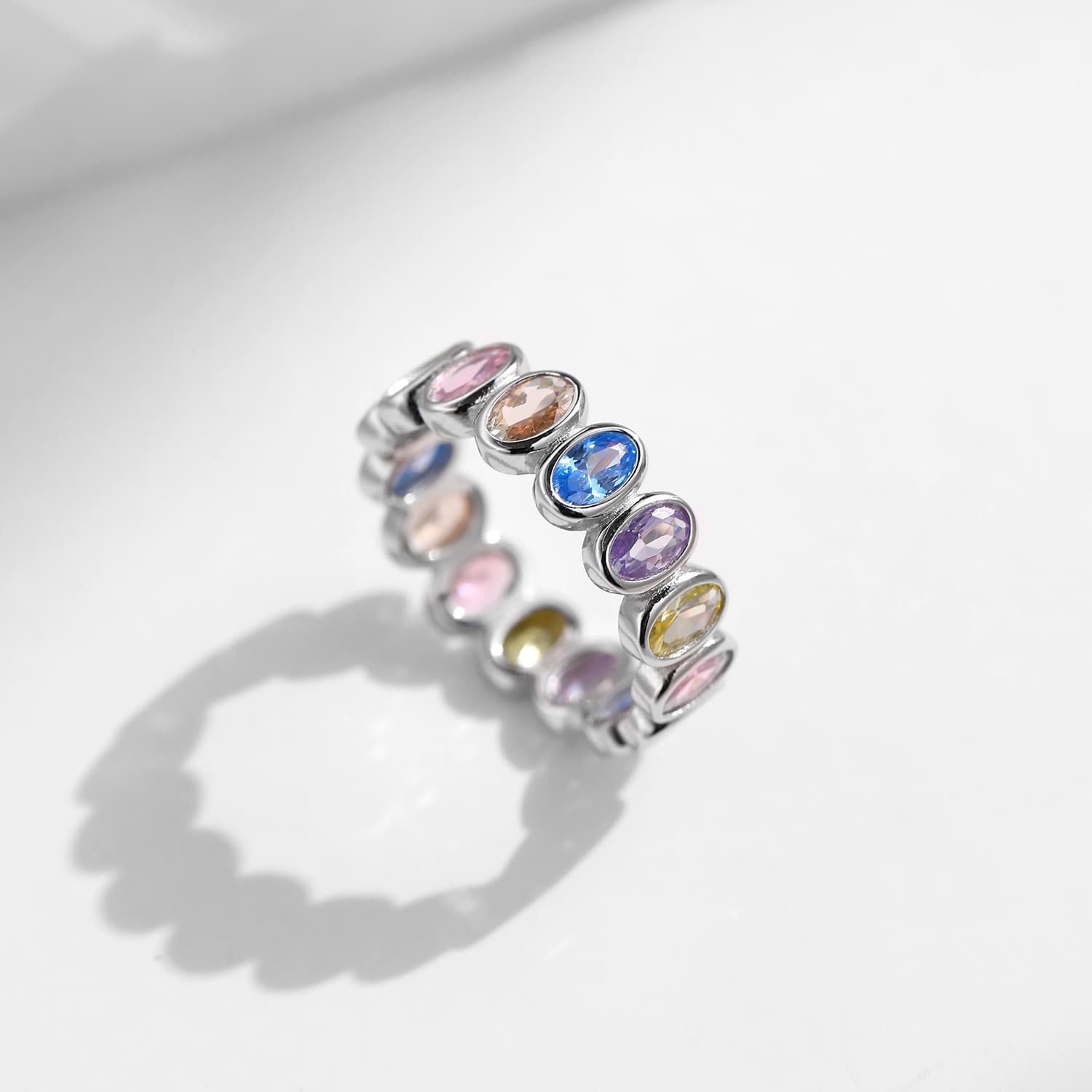 Anillo apilable de plata esterlina con circón ovalado